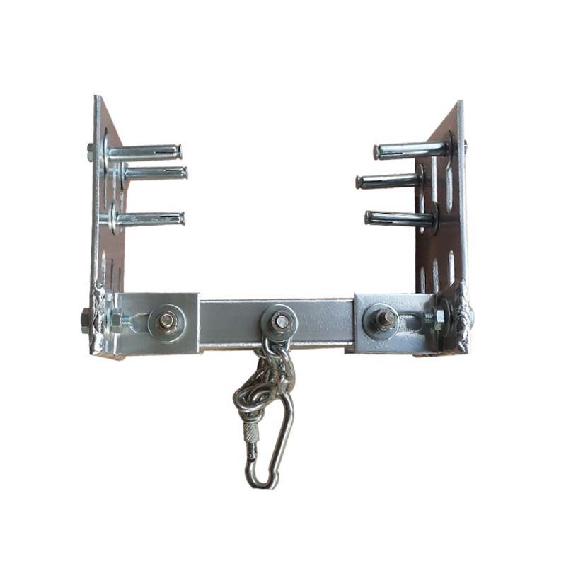 Qianqian is responsible for providing measurements for the height of the cushioning and the width and height of the crossbeam of the Ruisbon boxing bag stand, which features a U-shaped hook