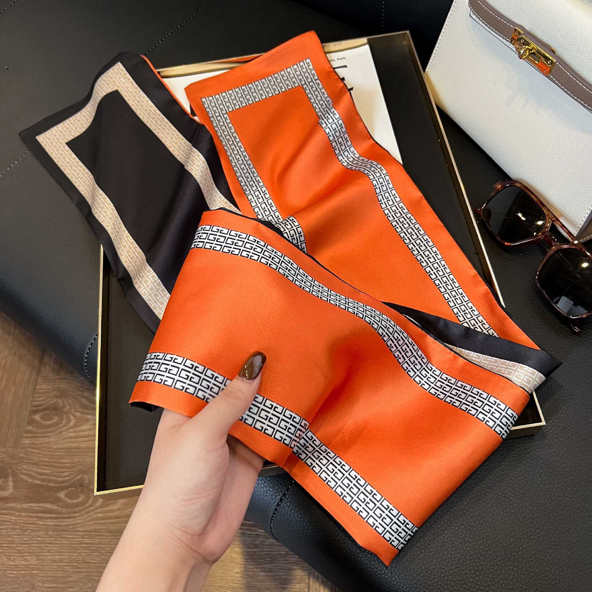 Nueva bufanda de seda pequeña banda larga estrecha para el cabello mujer estilo primavera y otoño moda madre bufanda estilo verano estilo fino serpentina bufanda al por mayor