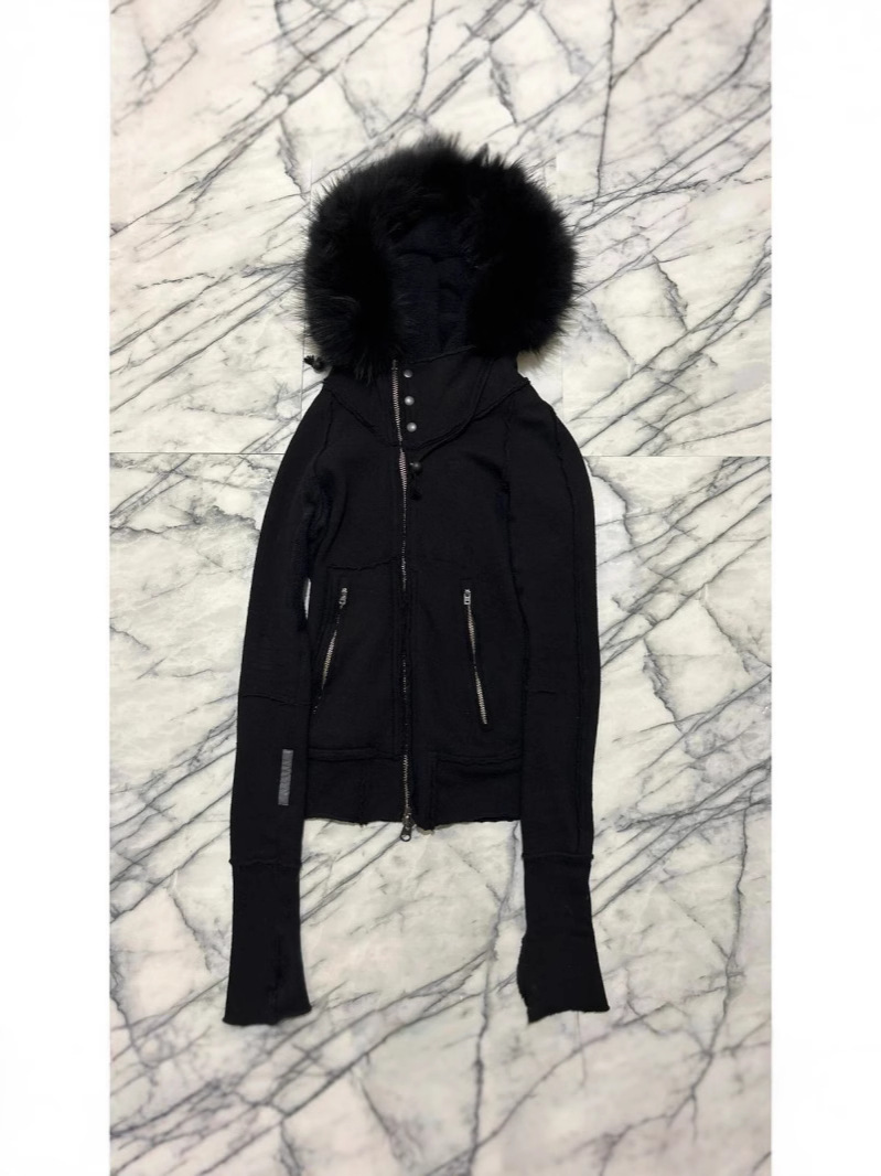 Qadın qısa xəz yaxalıqlı gödəkçə, slim fit