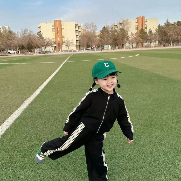 Completo sportivo due pezzi a manica lunga per bimba_voghion.com