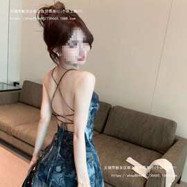 纯欲风辣妹交叉露背不规则印花吊带连衣裙女夏季外穿显瘦百搭短裙