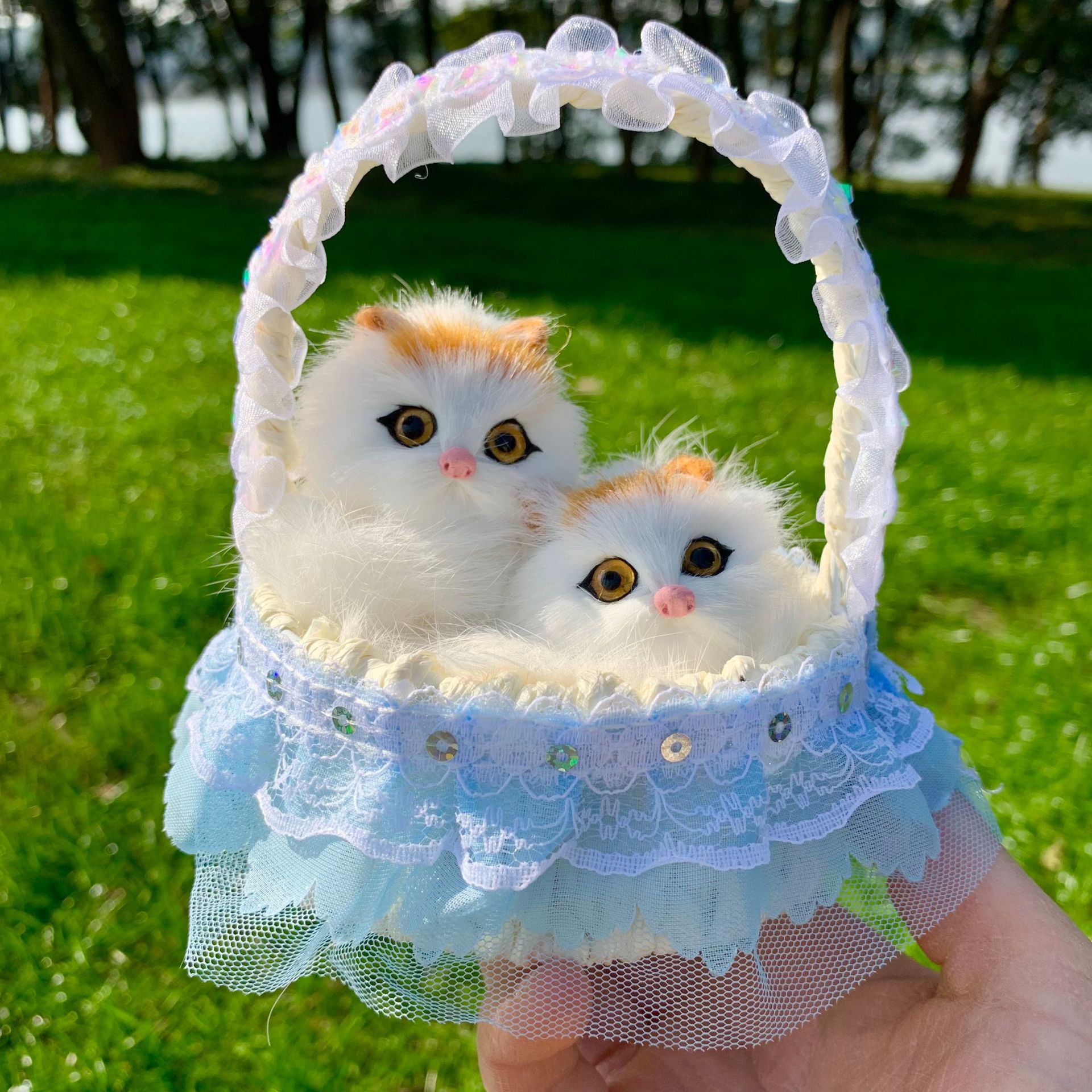 Panier de fleurs bleu clair à cinq doigts chat mère et enfant