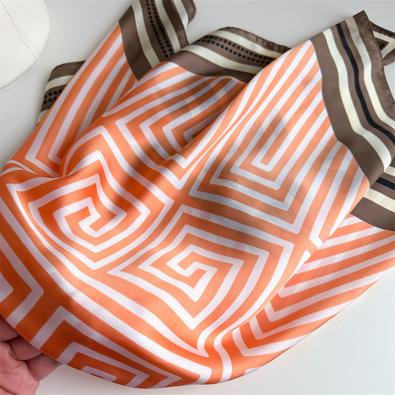 Pañuelo cuadrado de seda para mujer estampado laberinto minimal_voghion.com