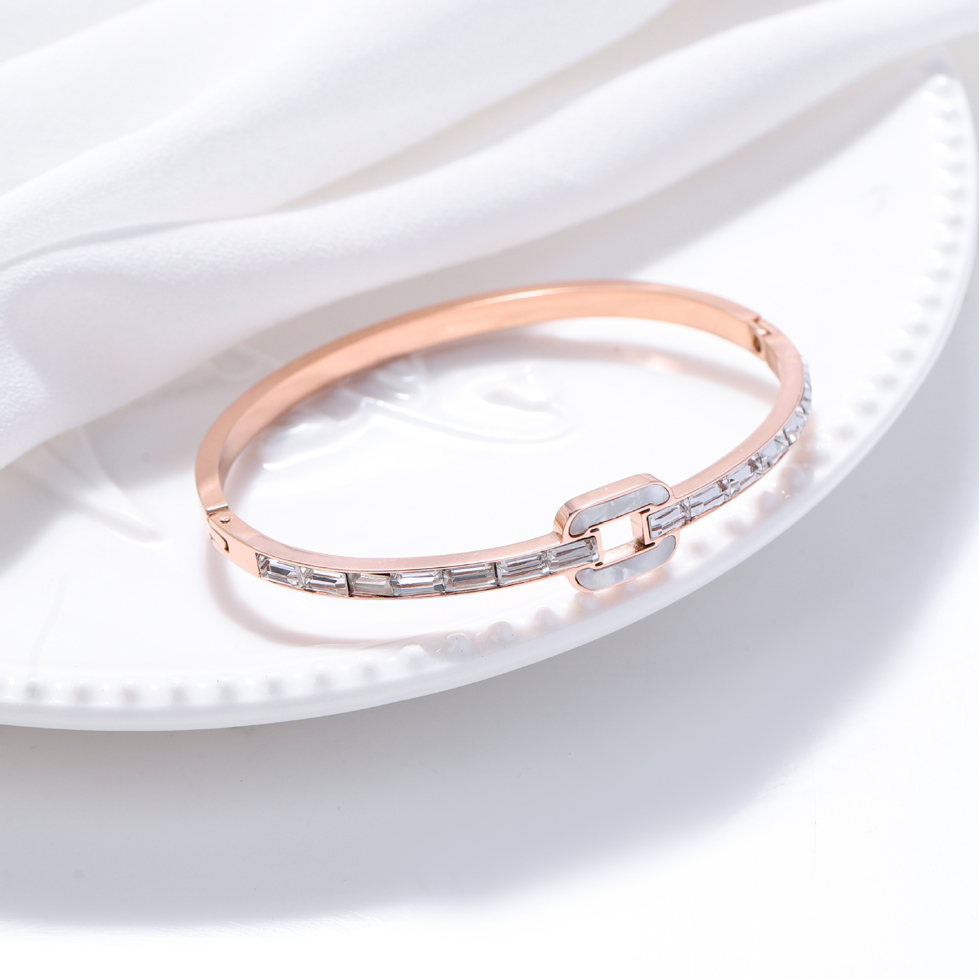 Pulsera de titanio y acero para mujer, diseño moderno y sencillo, pulsera de lujo que no se desvanece, venta al por mayor en stock.