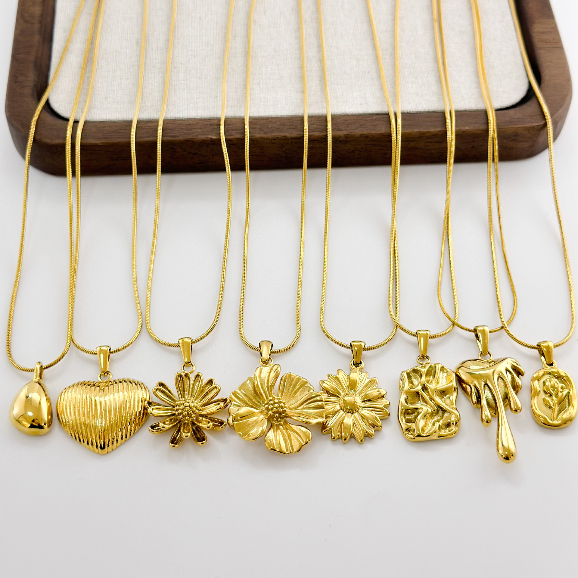 Geometric, Heart Shape, Flower Pattern All Seasons Season Women's Gender Wholesale Jewelry Vintage Style Simple Style Geometric Heart Shape Flower 304 Stainless Steel 18K Gold Plated Plating Pendant Necklace Twisted Rope Chain