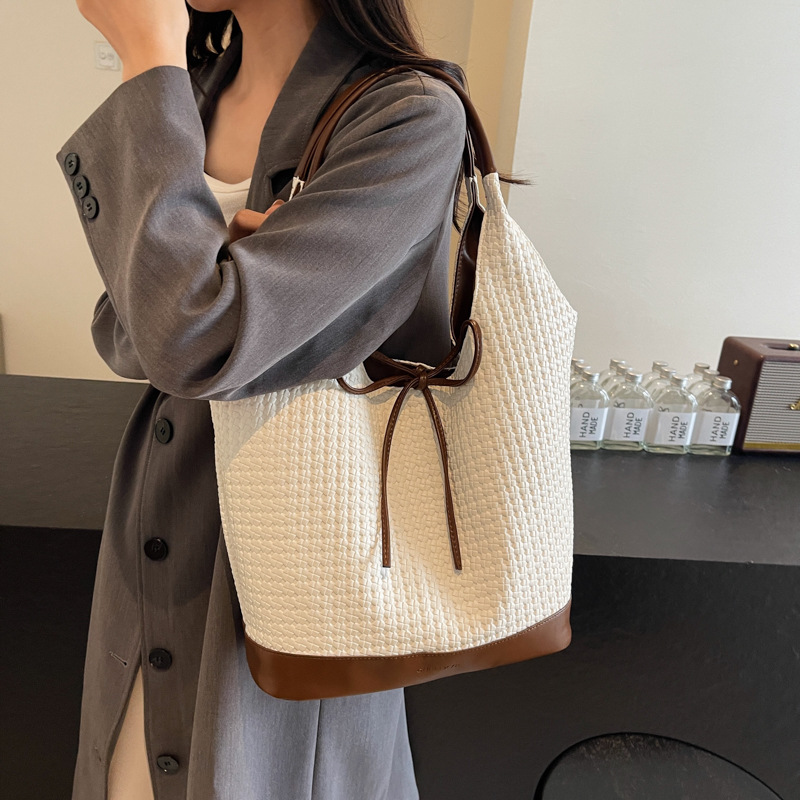 Bolsa de brazo coreana para mujeres 2024 nueva bolsa de hombro de gran capacidad versátil otoño y invierno bolsa de viaje super caliente