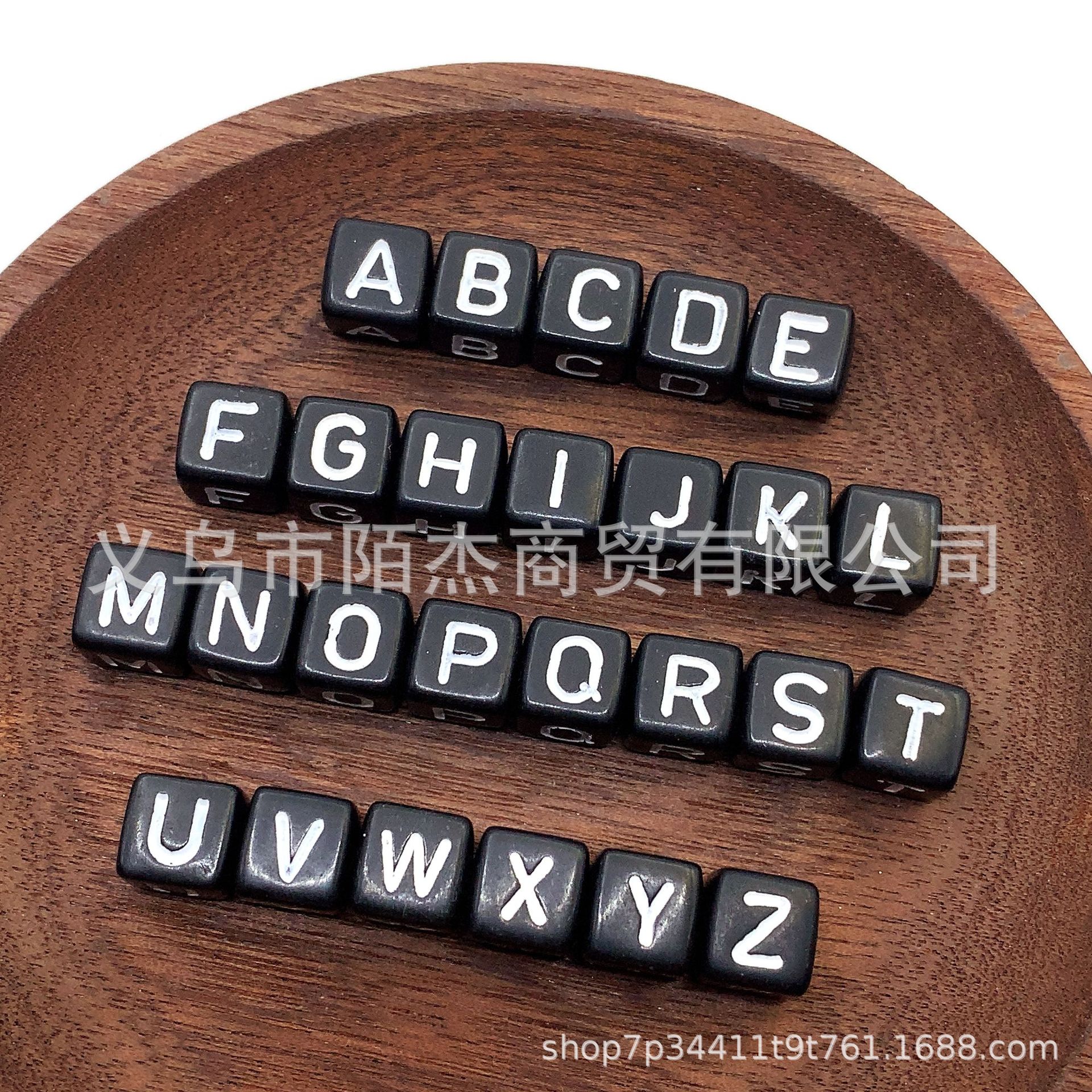 Letra blanca con fondo negro de 10 mm