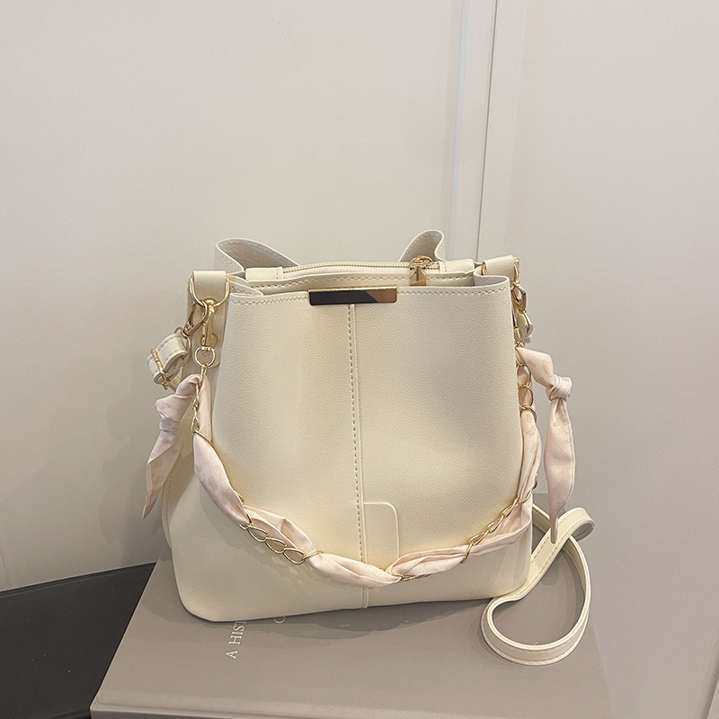 Bolsa de cubo de moda versátil de color sólido alta sensación de bolso de brazo popular ins2026 bolso de gran capacidad de transporte