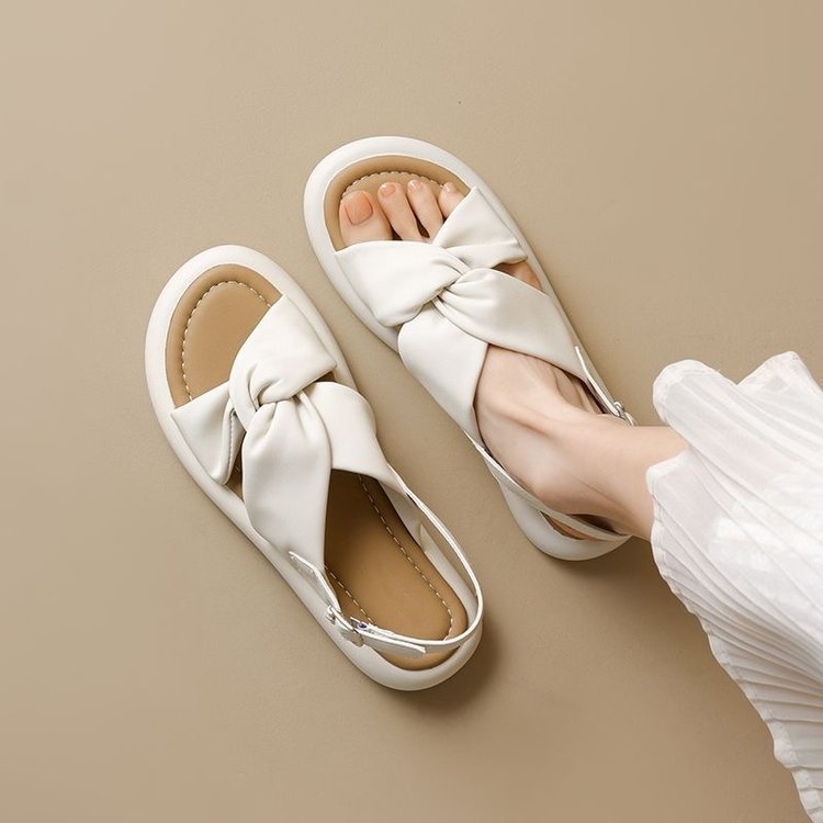 Explosiones de zapatillas de fondo grueso para mujeres de verano 2026 nuevo estilo de moda de moda cruzada temperamento de fondo grueso zapatillas de playa para mujeres