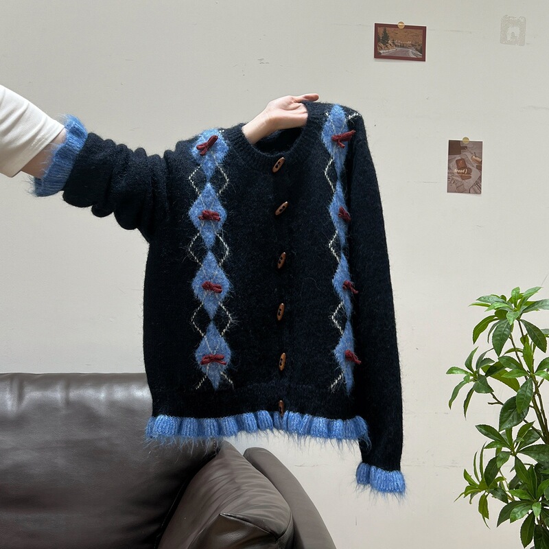 Navy blue diamond-patterned bow-knot knitted sweater, long-sleeved, thick, autumn and winter, casual cardigan coat with horn buttons Navy blue diamond-patterned bow-knot knitted sweater, long-sleeved, thick, autumn and winter, casual cardigan coat with horn buttons