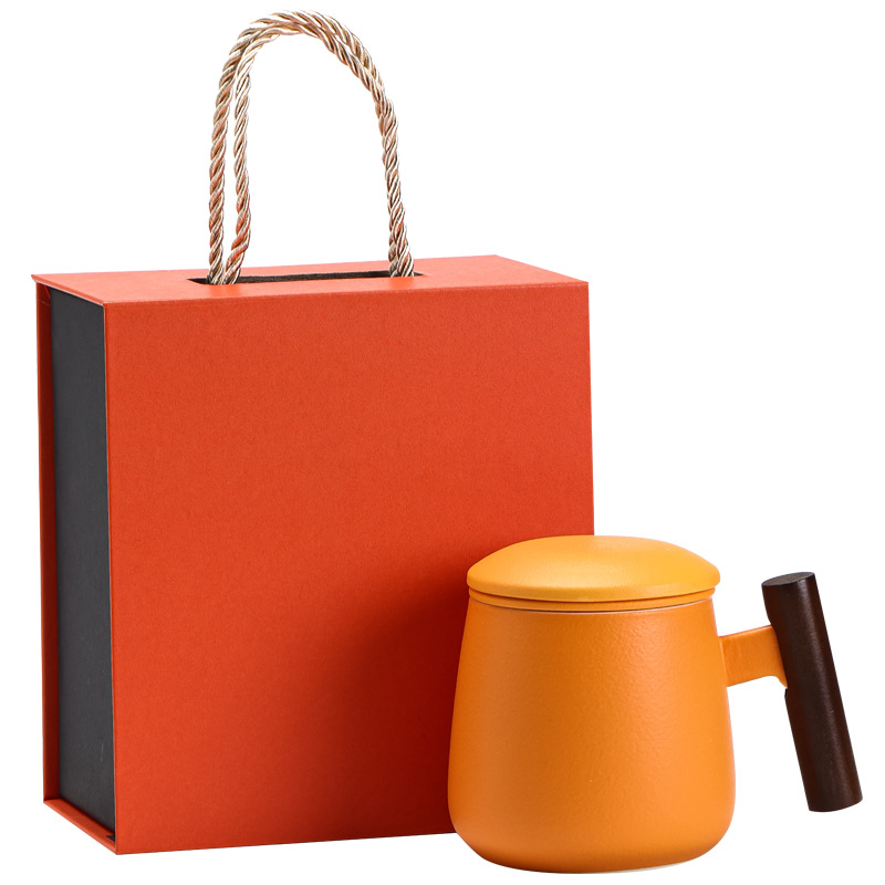 Taza de agua simple de cerámica para hombres, separación de té, taza de oficina de alta gama con tapa, taza de té con filtro especial personal, tallado