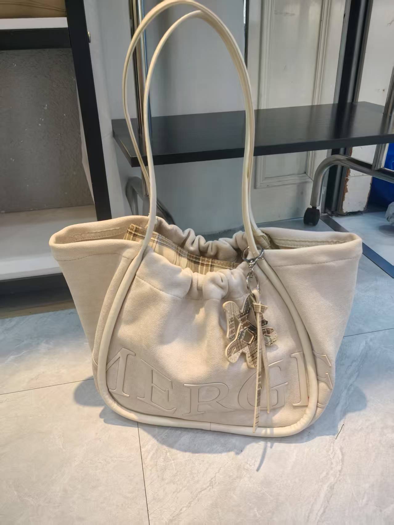 タイマージ中大容量トートバッグ 2025 新鹿革ファッションポータブルショルダー脇の下の女性のバッグ