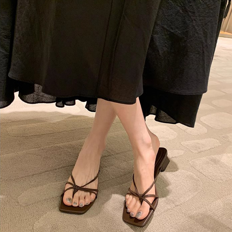 Grava Madre verano nuevo estilo francés cuadrado correa hueco clip tacones gruesos zapatillas frías para mujeres