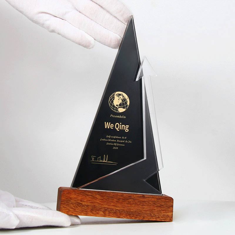 Trofeo de cristal personalizado de alta gama, madera triangular, nombre grabado, patrón de tierra, premio empresarial, selección de honor