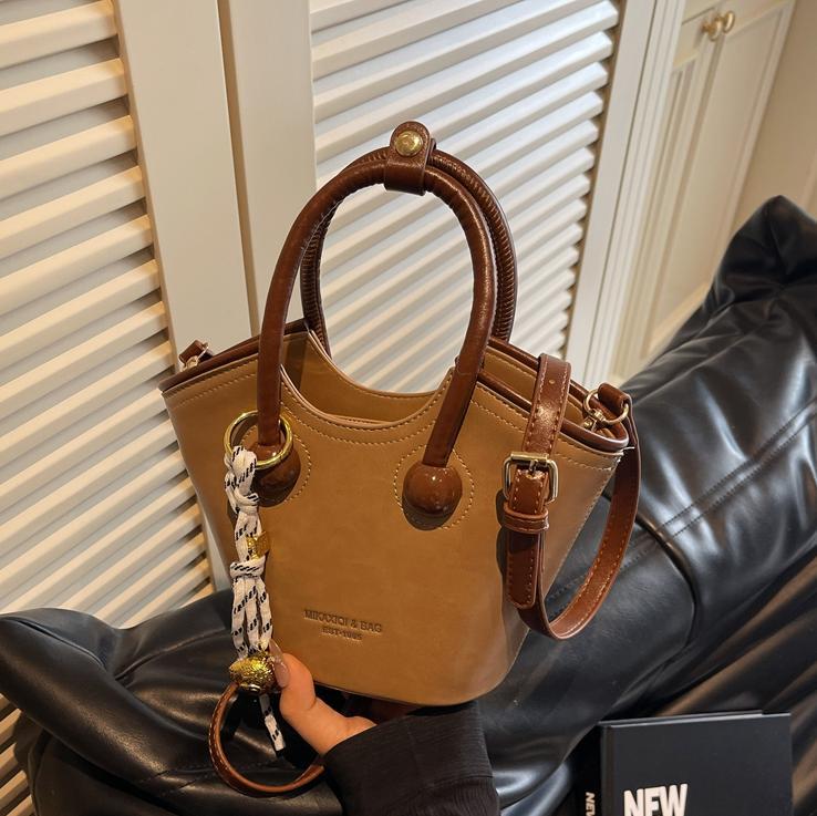 Bolsas de mano retro de color contrastante para mujeres 2025 nueva moda bolsas de hombro de estilo extranjero de alto nivel nicho bolsas de cubo