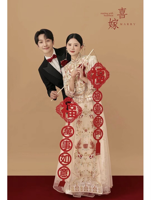 New Wedding Photo Props Chinese-Style Wedding Photos Xiuhe Retro Bride with Happy Words Holding Couplets