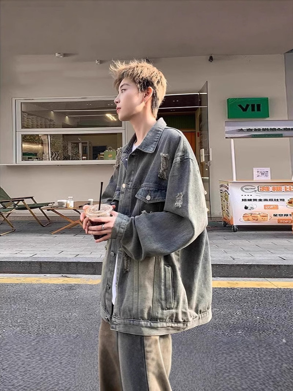 初秋の破れた穴のデニムのコートの男性の春秋のタイプのファッションのブランドの高級感のごろつきのハンサムでゆったりしているアメリカのジャケットの復古の上で服を着ます。|undefined