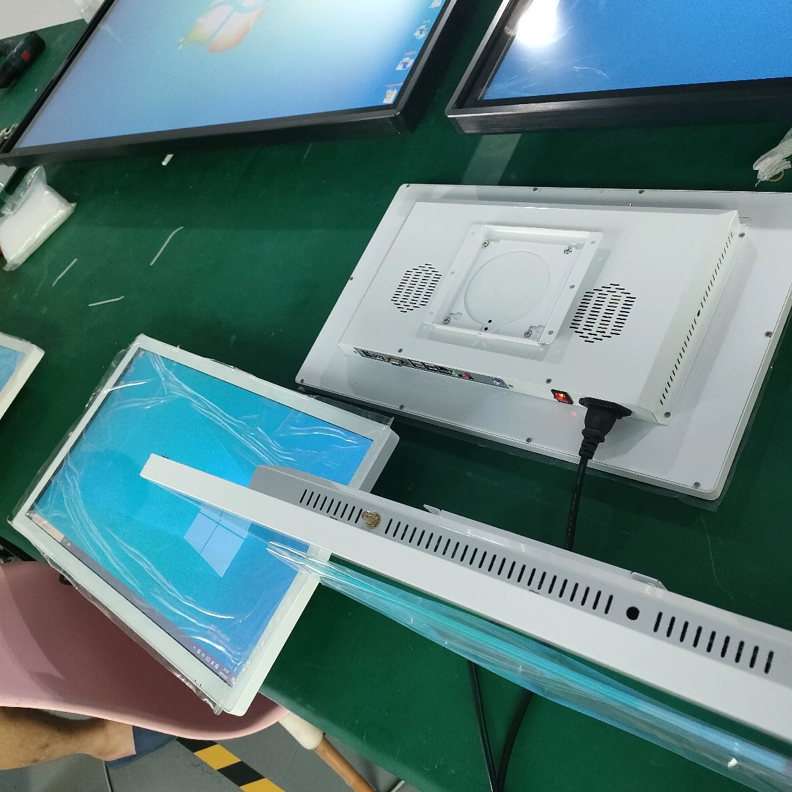 22 -inch white rounded corner wall -mounted touch screen all -in -one touch query computer control system terminal machine factory