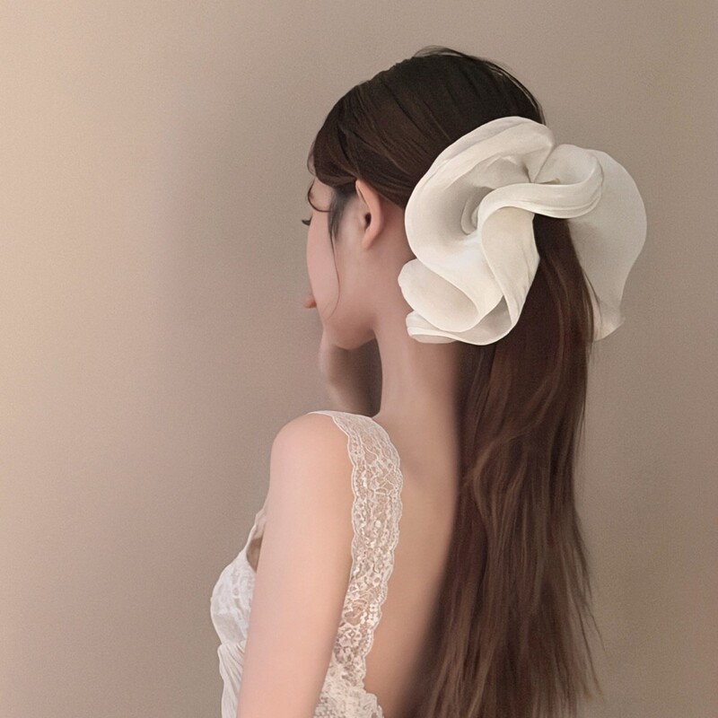 Extra-Large Ruffled Hair Clip for Women, Delicate and Stylish, Makes the Face Look Smaller, Adds Volume, and Enhances the Appearance of Hair