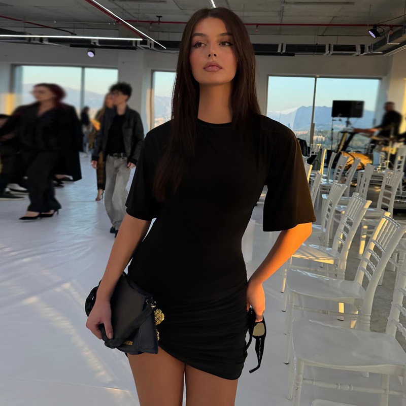Transfronterizos Europa y América 2026 verano nuevo estilo de moda decoración metálica de color sólido delgado pliegue vestido corto de cadera