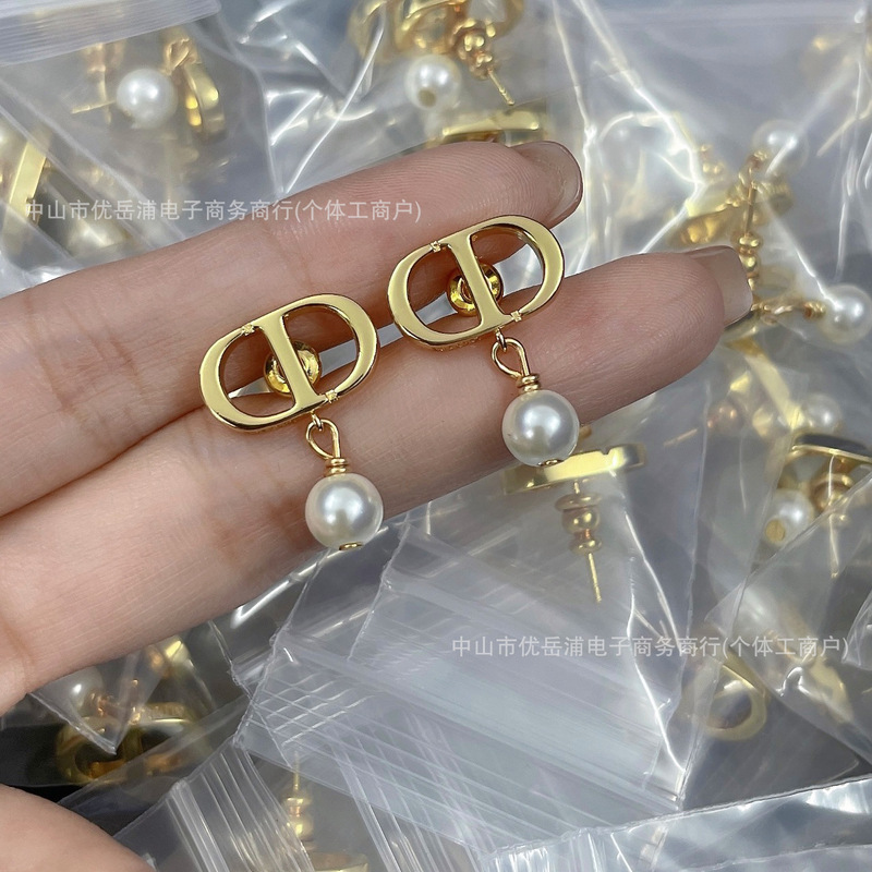 Authentic Real-Shot D&G Letter Cd Tassel Pearl Stud Earrings for Women, Glossy Pig Nose Earrings Wholesale Dropshipping