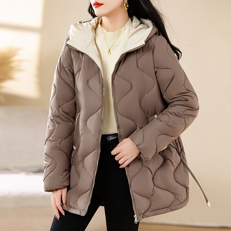 中長の菱格の襟がなくて薄い羽毛の綿服の女性の冬のデザイン感があります。|undefined