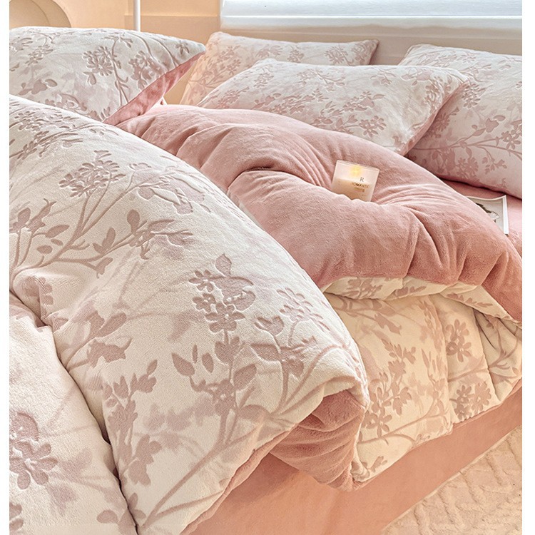 El conjunto de cuatro piezas de terciopelo de leche tallada otoño y invierno engrosado calentamiento 2025 nueva sábanas de terciopelo de coral cubierta de cama de tres piezas
