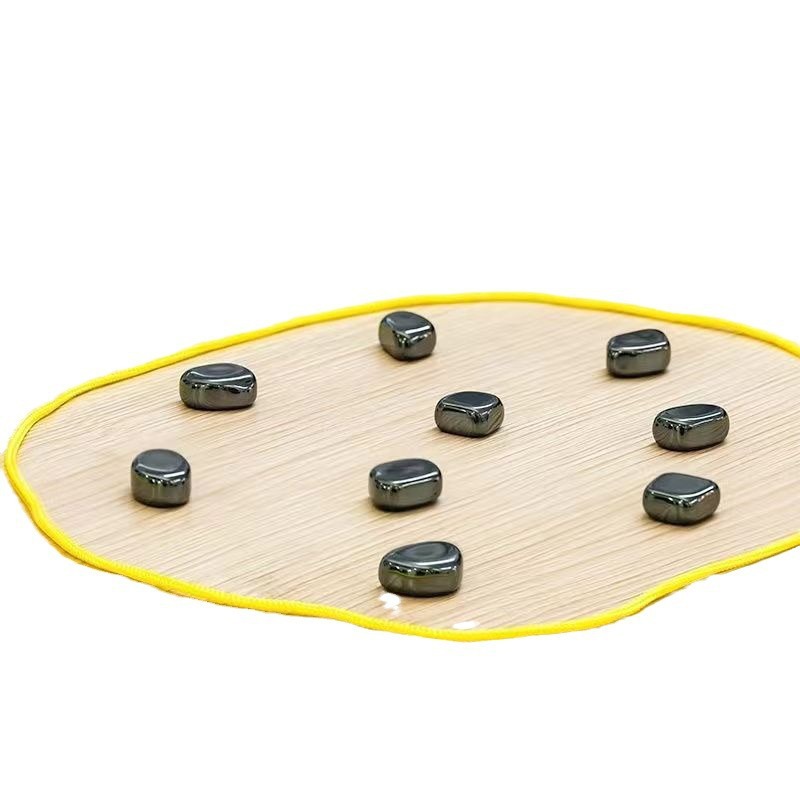 Interacción de padres e hijos contra juguetes magnéticos de ajedrez para entrenar el pensamiento espacial de los niños y la concentración de ajedrez