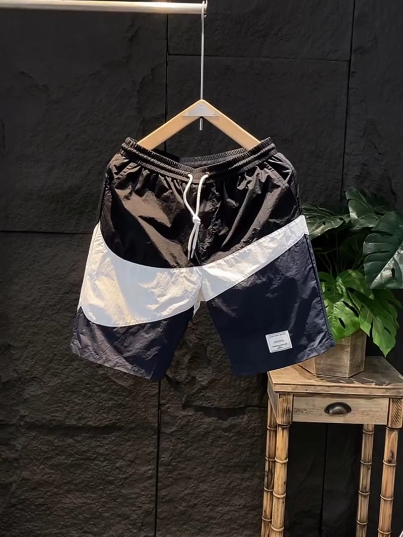 Pantaloncini estivi con etichetta di moda abbinati a colori casual larghi e versatili per pantaloncini da spiaggia sportivi ad asciugatura rapida da uomo_voghion.com