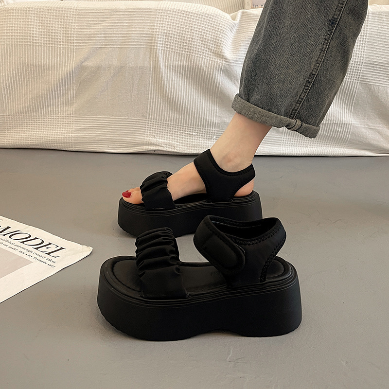 女性が夏にスカートと超人気の厚底サンダルを着用、ハイエンドの2025年の新しいフレンチスタイルの多用途ウェッジシューズ|undefined