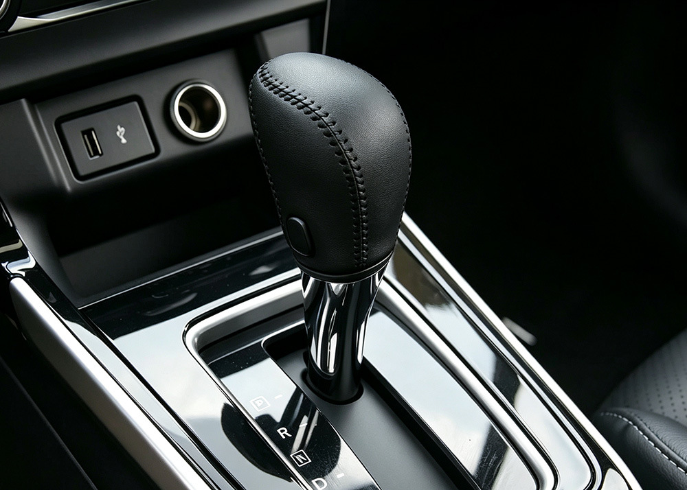 Leather car gear shift knob cover, hand-stitched, for Nissan 2012 New Sylphy, Qida, and Teana models. Also includes a handbrake cover and a gear shift cover