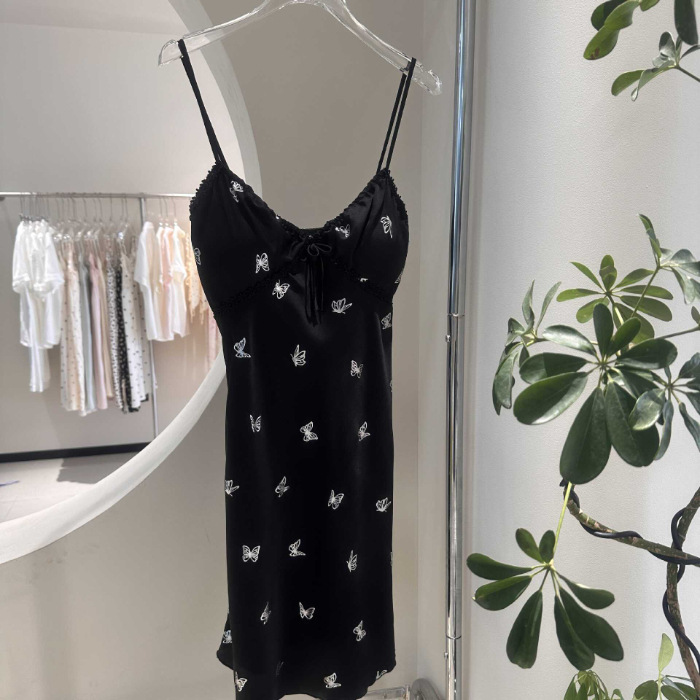 Pijama de plata caliente mariposa cabina pijama chica verano 2024 nuevo hielo y nieve cinta cojín de pecho pura ropa para el hogar