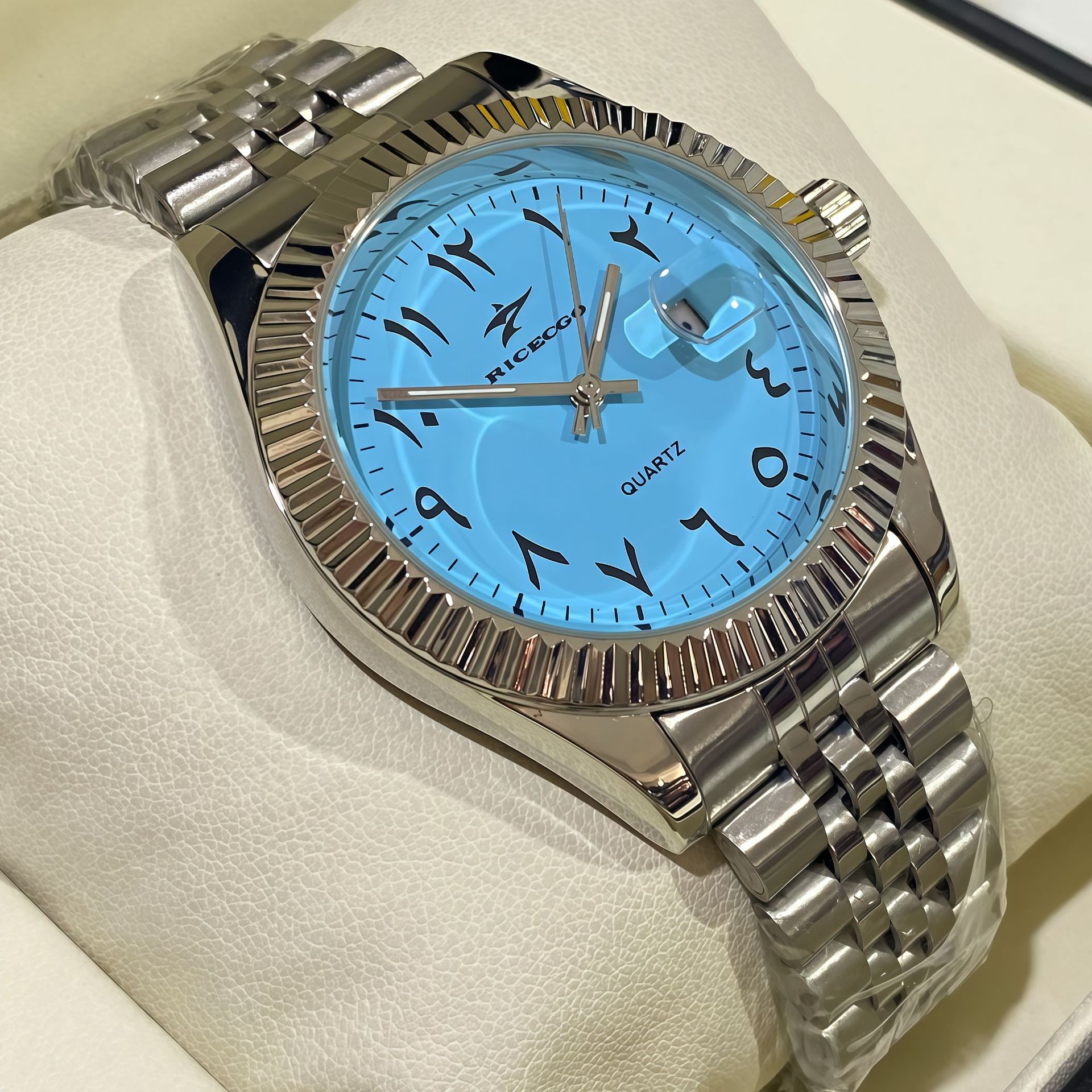 흰색 껍질 파란색 글자