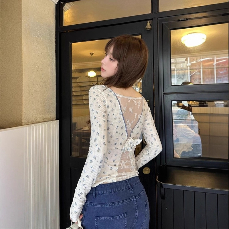 French Pure Lust Sweet and Spicy Floral Lace Stitching V Neck Long-Sleeved T-Shirt for Women in Autumn Slim and Unique Beautiful Inner Top