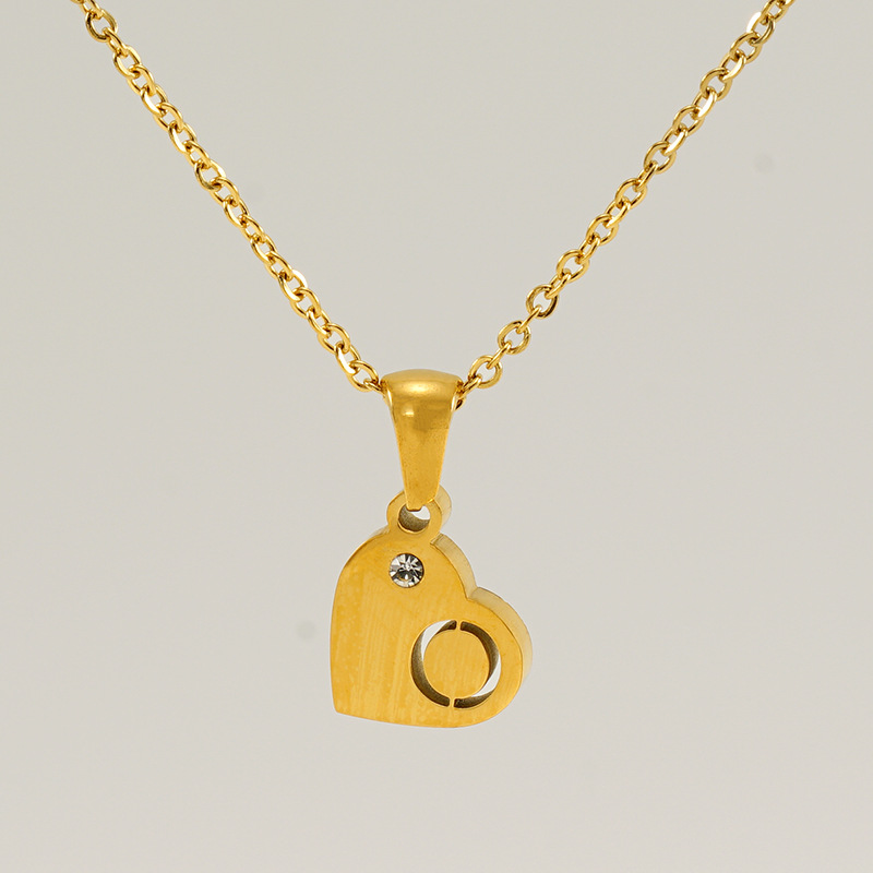 Europa y los Estados Unidos viento acero titanio amor colgante de diamantes 18K letras inglesas hueco collar de clavícula de acero inoxidable mujer