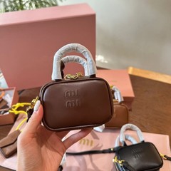 新商品のiu家の本革ミニ可愛いボーリングは小さくて高級感があります。