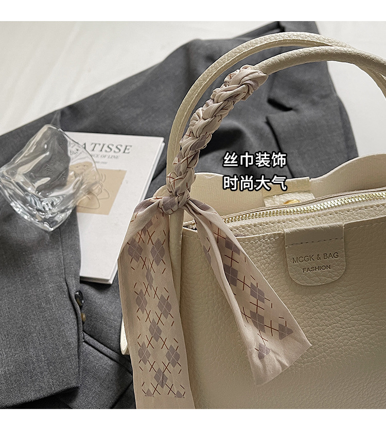 This year, the popular hand-held bucket bag for women in 2025 is a new, fashionable and simple single-shoulder small handbag that is versatile for commuting details Picture