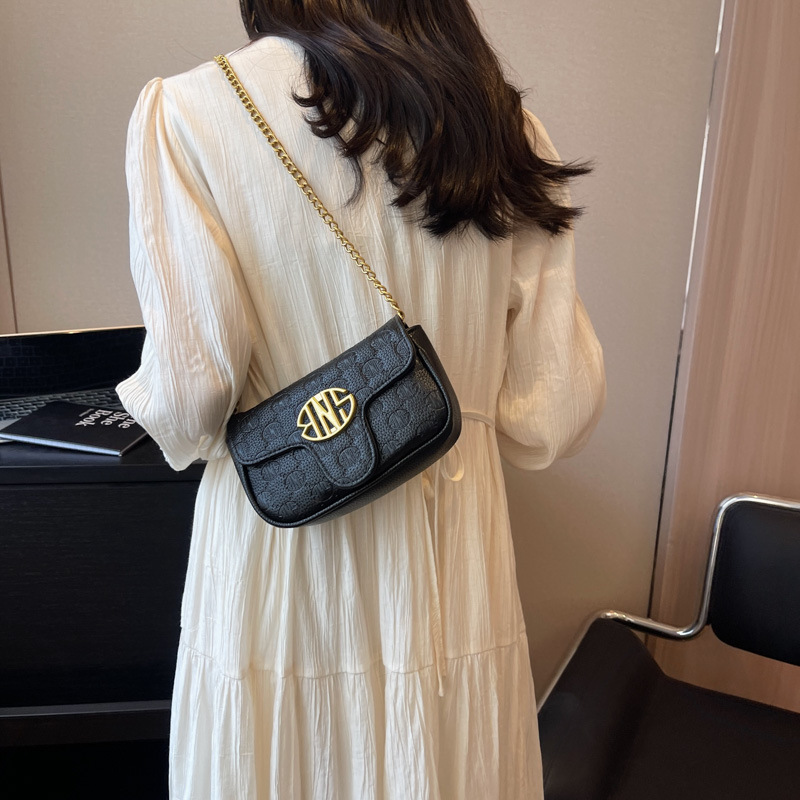 Nuova borsa quadrata piccola in rilievo con trama da donna a catena di marca Xiaoxiang Borsa versatile sotto le ascelle alla moda_voghion.com