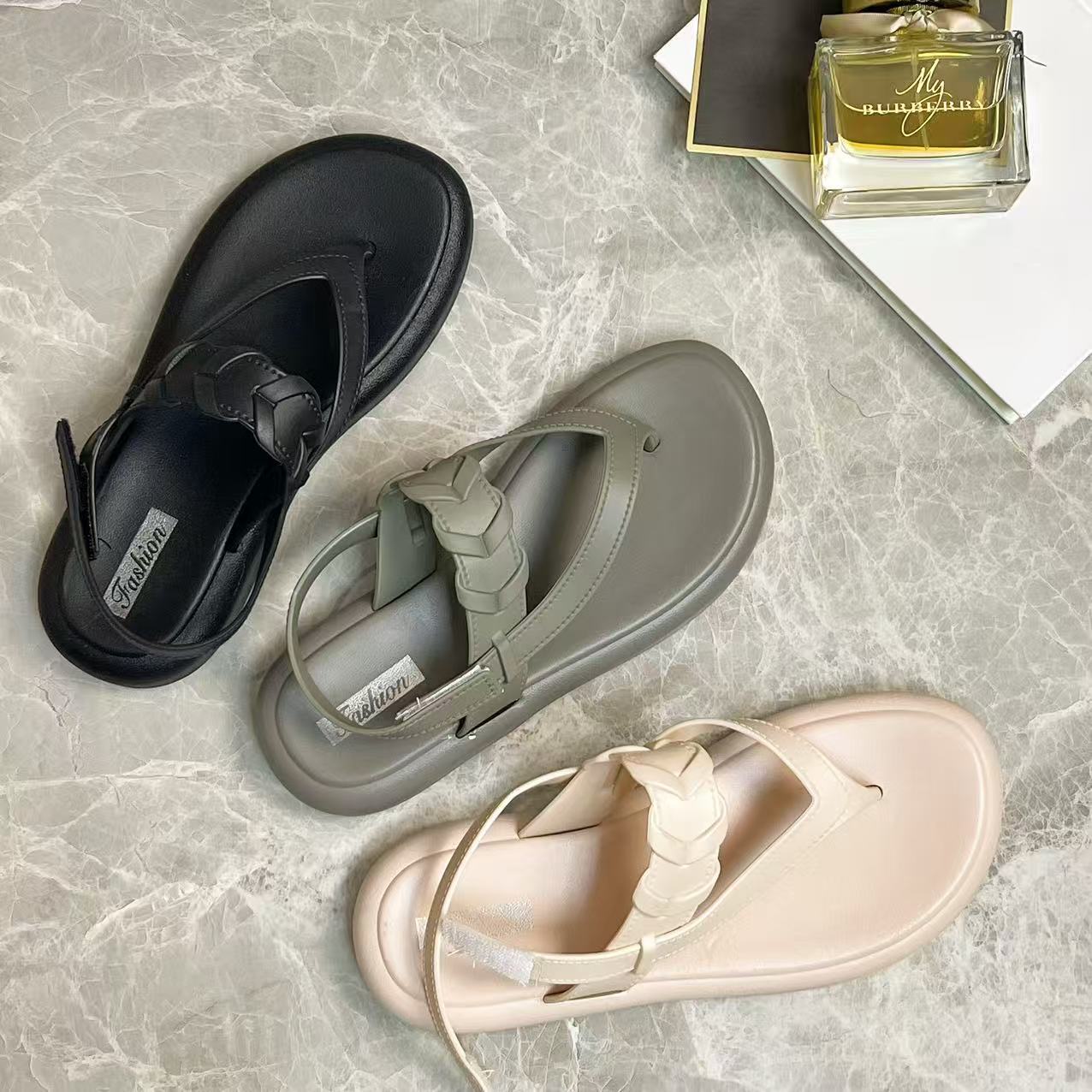 W's Sandals 2026 Summer New Style Outdoor Flat Heel Chic Versatile Fashion Roman Shoes Non-Slip Beach Slippers For_vogvips.com