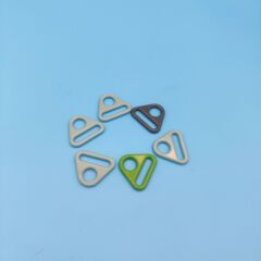 メーカーはカバンの金属部品を供給しています。