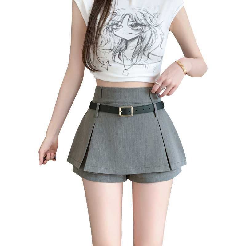 背の小さい半身のスカートの女性のギャルはやせています。