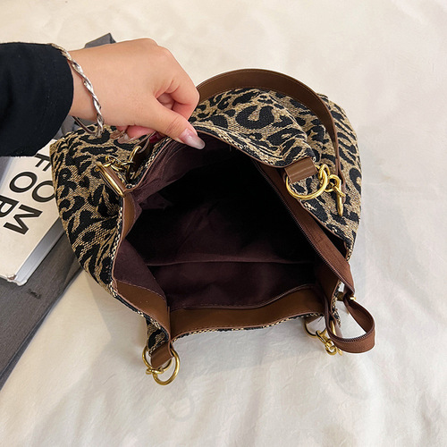 Vintage European and American-style commuter bag with large capacity and leopard print—autumn/winter trendy, casual, and effortlessly versatile tote.