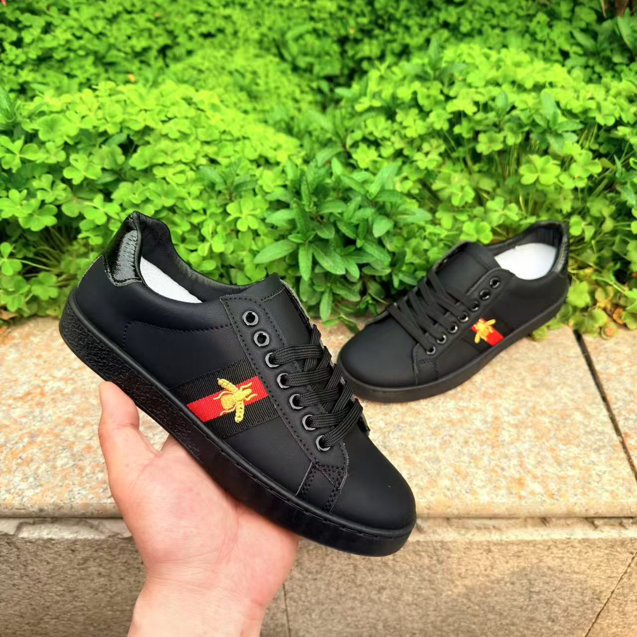 Bee Europa marca de moda bordada zapatos blancos ligeros de lujo con suela gruesa de moda para hombres zapatos deportivos de skate de estilo universal zapatos casuales
