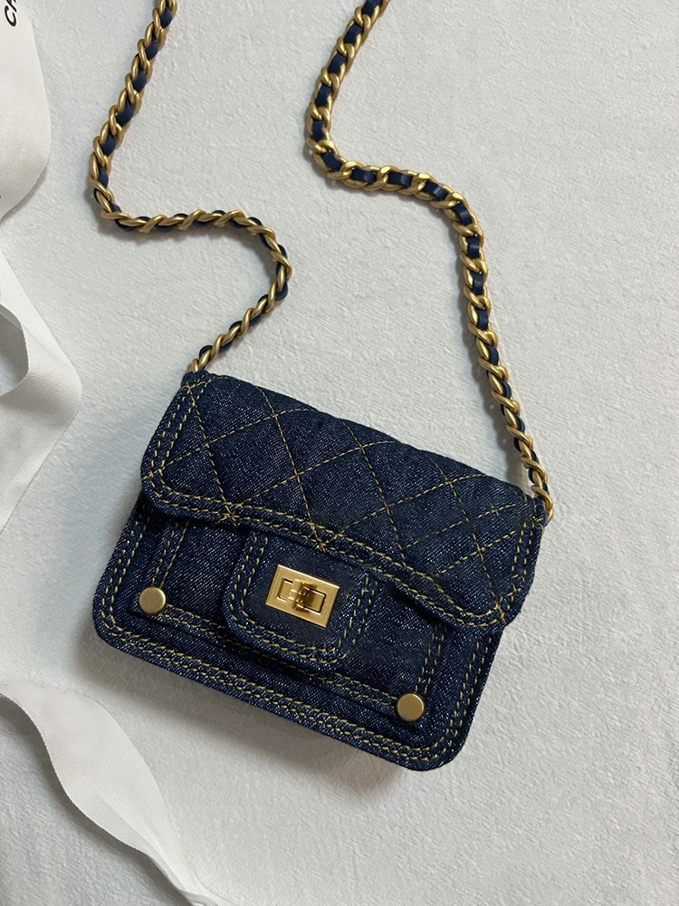 Dames mini schoudertas van gewassen denim met kettingdetail_voghion.com