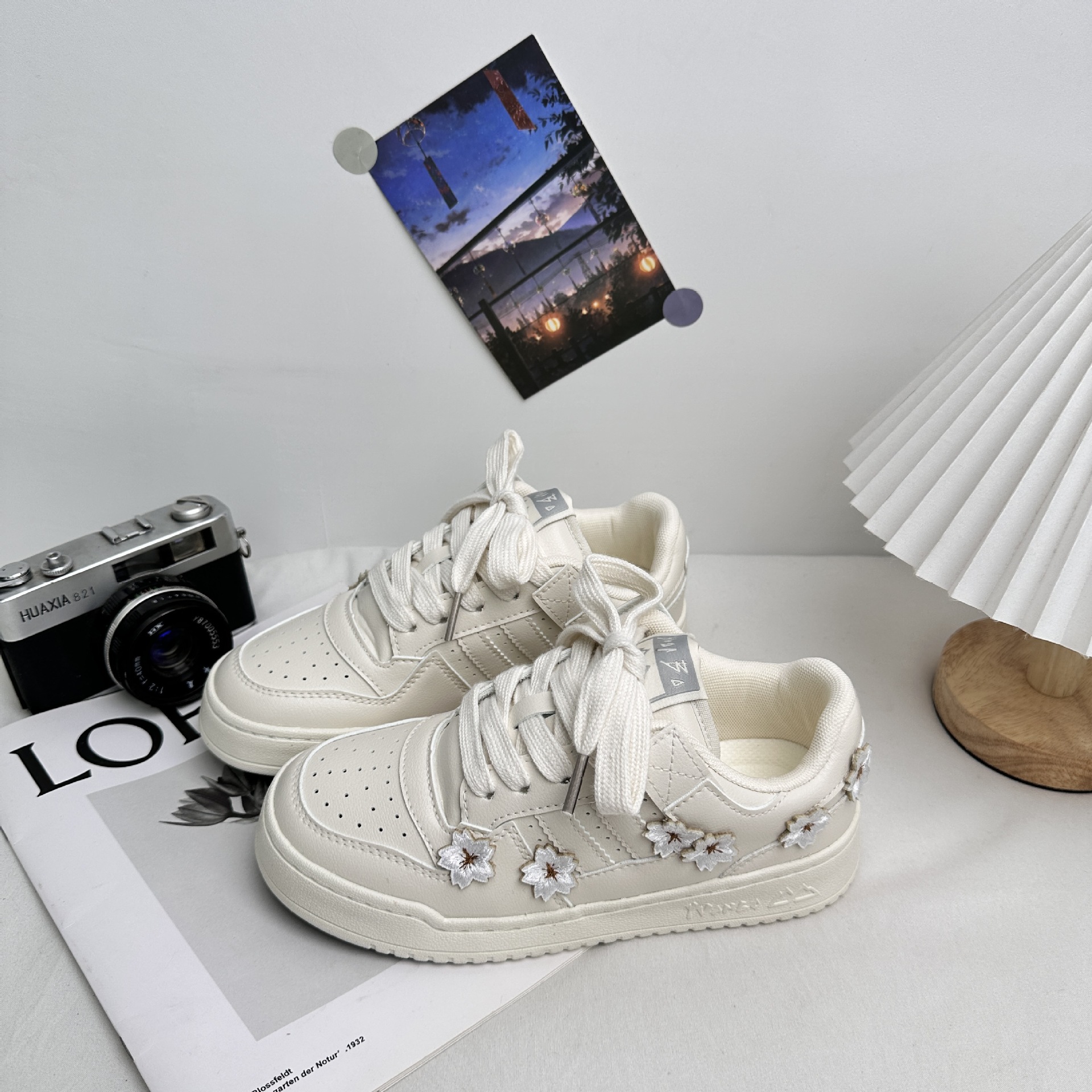 Leche en polvo de onda lejana, suela gruesa, zapatos de entrenamiento alemanes, zapatos de cuero de primavera para mujer 2025, zapatos blancos para estudiantes chic, zapatos casuales