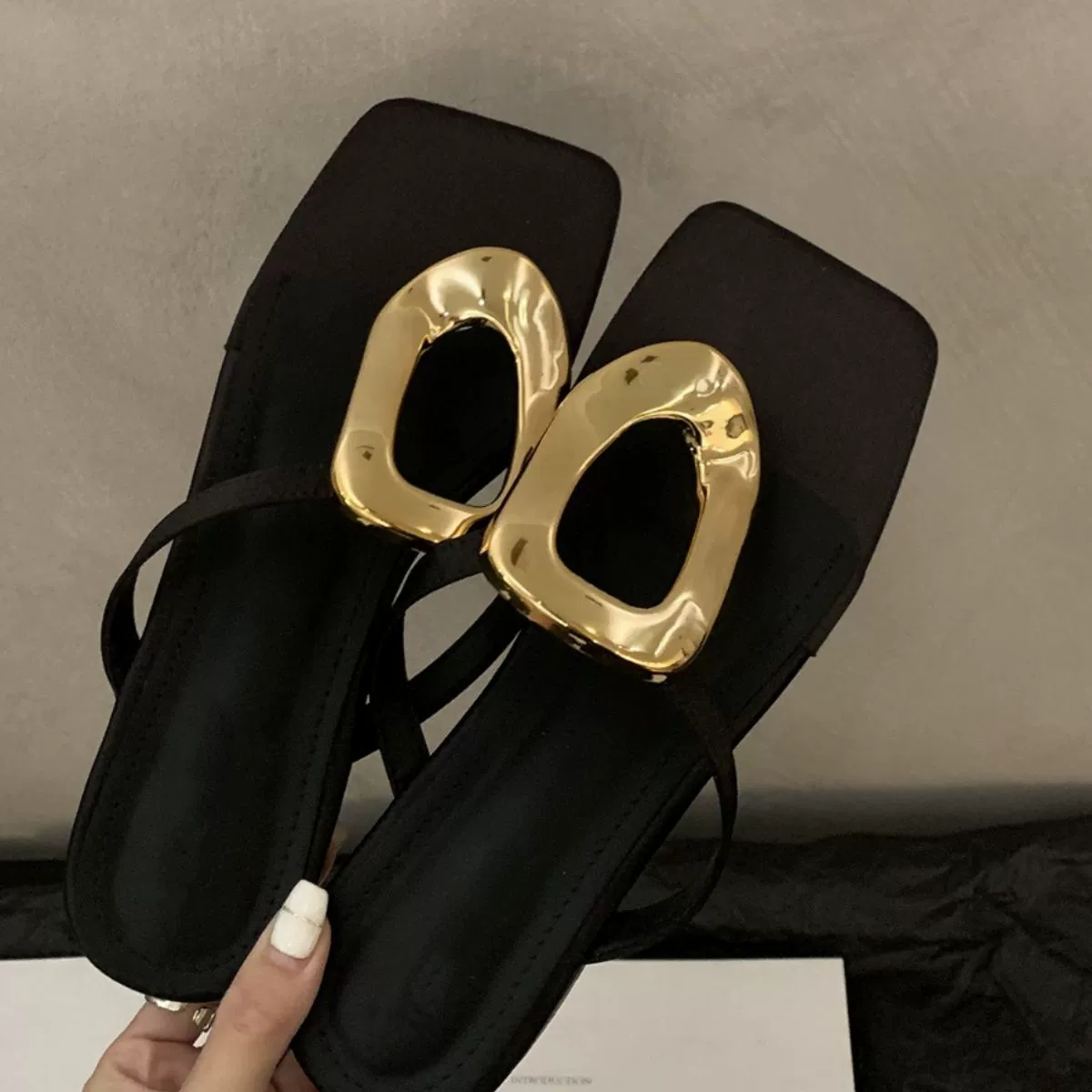 Square buckle clip-in slippers for women in summer wear 2025 new flat-soled casual square-toe clip-in slippers herringbone