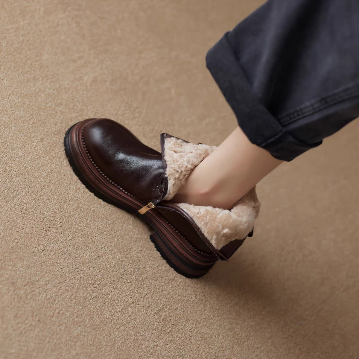 Мягкая кожа с толстым дном из шерсти все в одном снегоступы женские 2025 новые кожаные плюшевые толстые сапоги Мартин сапоги