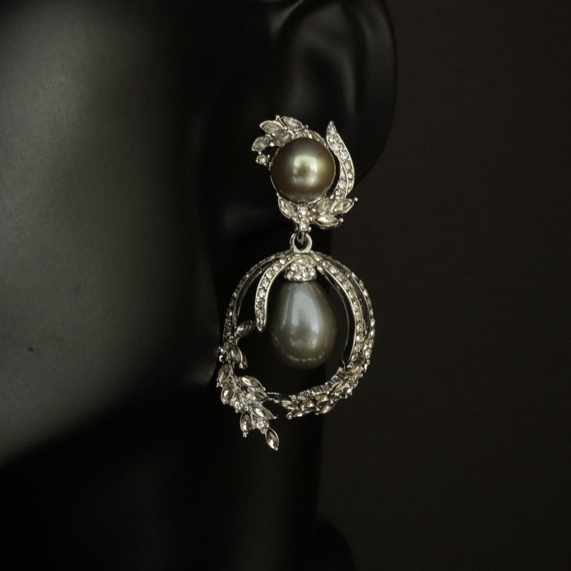 Retro necklace and earrings from pearl
