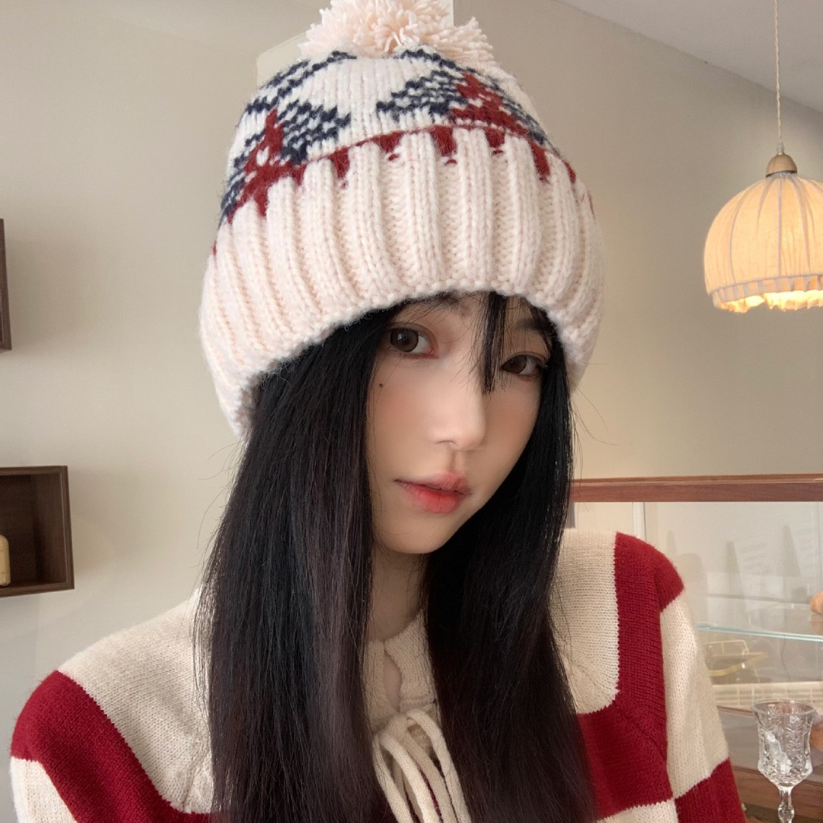 Gorro de punto con pompón, estilo jacquard retro coreano otoñal para mujer, ideal para el invierno. Diseño cálido y acogedor, con protección para las orejas, estilo Fair Isle._voghion.com
