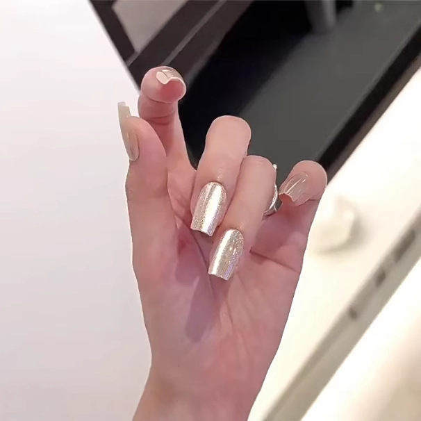 Yiyi Wu Pura de uso de fototerapia hecha a mano, longitud media, luz de luna blanca, ojos de gato, armadura de uso al por mayor, fábrica de origen